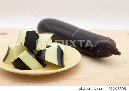 在盤子上切茄子 在盤子上切茄子 92203808