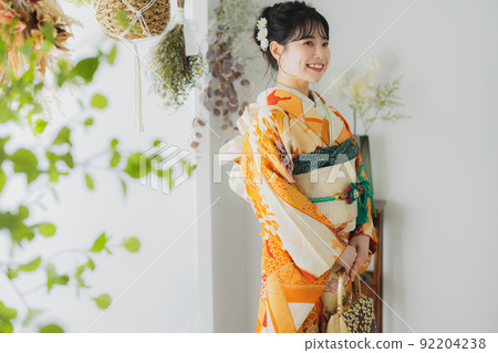 橙色風衣的女人 92204238