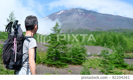 登山圖：登山者在看富士山 92204261