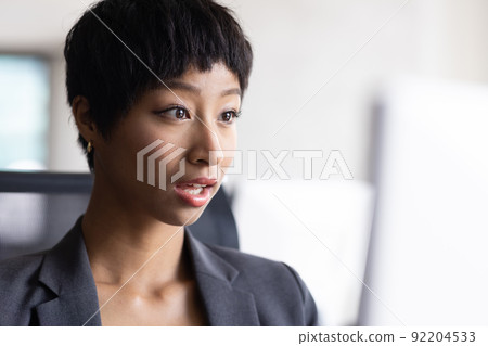 在辦公室工作的漂亮女人 92204533
