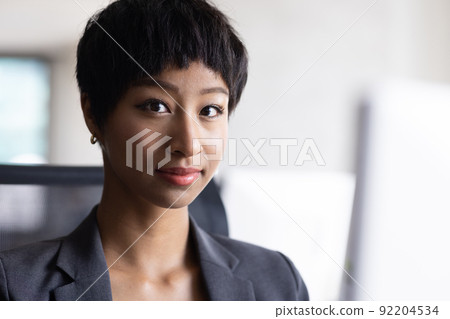 在辦公室工作的漂亮女人 92204534