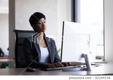 在辦公室工作的漂亮女人 92204536