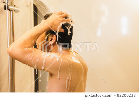 Middle male bath time 92206238