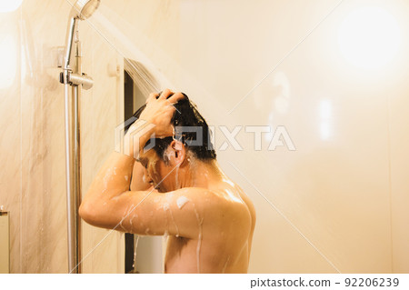 Middle male bath time 92206239