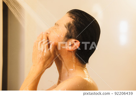 Middle male bath time 92206439