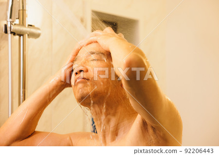 Middle male bath time 92206443