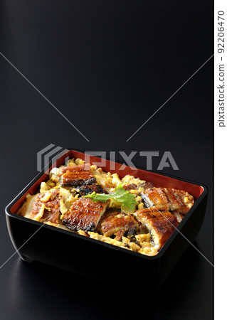 黑色背景中用雞蛋和三葉草烤鰻魚的照片 92206470