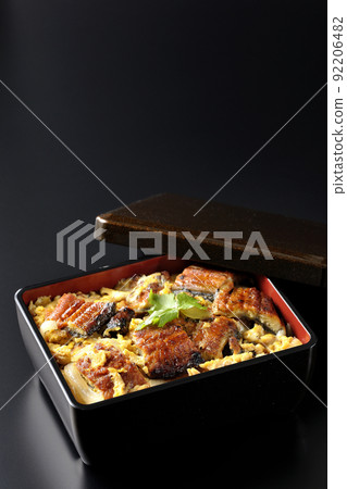 黑色背景中用雞蛋和三葉草烤鰻魚的照片 92206482