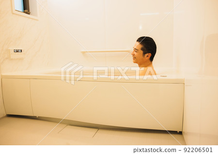 Middle male bath time 92206501