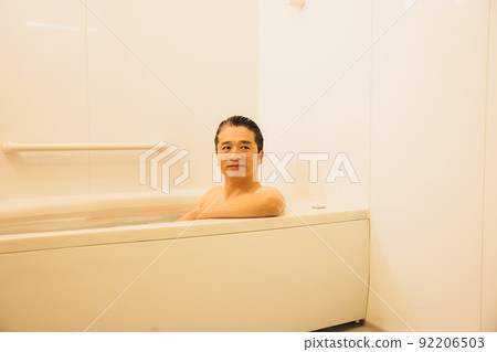 Middle male bath time 92206503