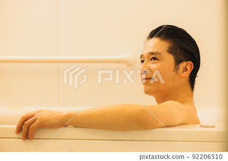 Middle male bath time 92206510