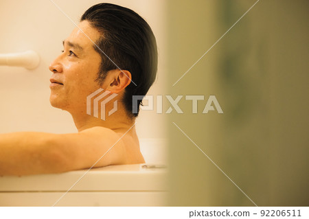 Middle male bath time 92206511