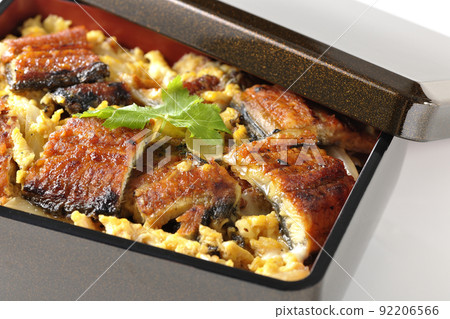 在白色背景上用雞蛋和三葉草烤鰻魚的照片 92206566