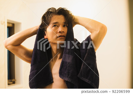 Middle male bath time 92206599