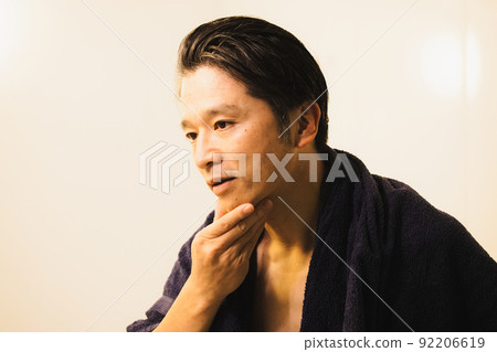 Middle male bath time 92206619