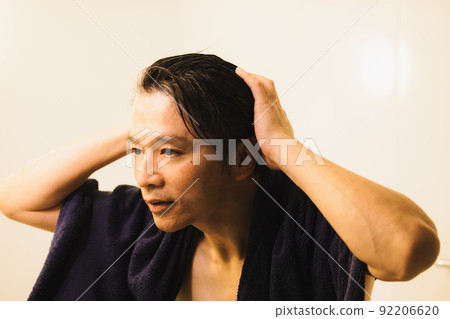 Middle male bath time 92206620