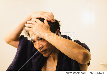 Middle male bath time 92206621