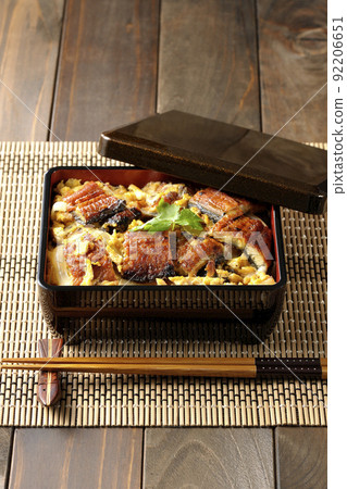 鰻魚烤鰻魚，上面有雞蛋和三葉草 92206651