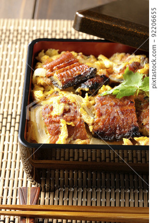 Eel broiled eel with eggs and trefoil on top 92206655