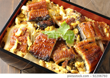 Take a bird's-eye view of the eel broiled with eggs and topped with trefoil. 92206760