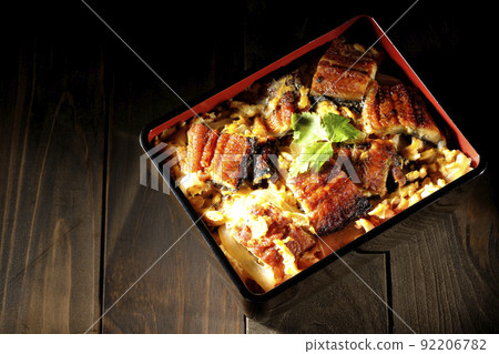 Take a bird's-eye view of the eel broiled with eggs and topped with trefoil. 92206782