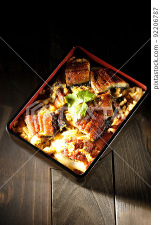 Take a bird's-eye view of the eel broiled with eggs and topped with trefoil. Take a bird's-eye view of the eel broiled with eggs and topped with trefoil. 92206787