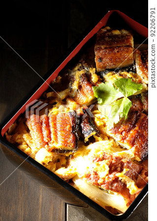 Take a bird's-eye view of the eel broiled with eggs and topped with trefoil. 92206791