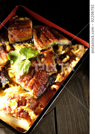 Take a bird's-eye view of the eel broiled with eggs and topped with trefoil. 92206792