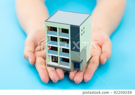 Middle woman with a house model 92209289