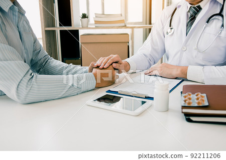 The doctor shook hands and consoled the patients who were worried about the treatment. The doctor shook hands and consoled the patients who were worried about the treatment. 92211206