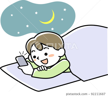 一個年輕人在睡覺時看智能手機 92211687