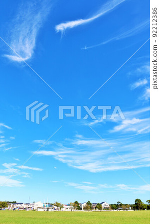 Autumn's blue sky and the park scenery of the city Autumn's blue sky and the park scenery of the city 92212386