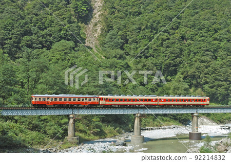 Oito Line Kitaotari-Nakado JR West Kiha 52-115 + Kiha 58-596 + Kiha 28-2119 92214832
