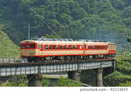 Oito Line Kotaki-Nechi JR West Kiha 28-2119 + Kiha 58-596 + Kiha 52-115 Oito Line Kotaki-Nechi JR West Kiha 28-2119 + Kiha 58-596 + Kiha 52-115 92214835