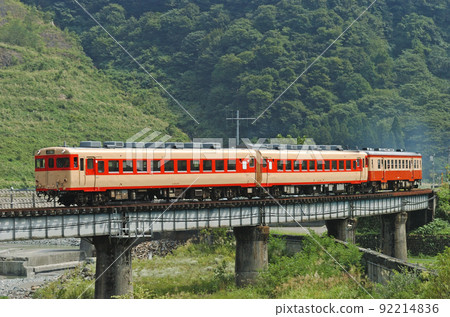 大糸線 Kotaki-Nechi JR West Kiha 28-2119 + Kiha 58-596 + Kiha 52-115 92214836