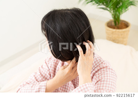 中間女人在臥室裡摸頭髮 中間女人在臥室裡摸頭髮 92215617