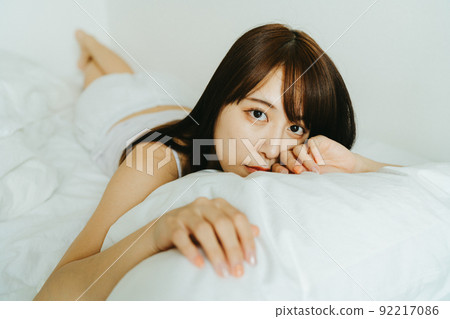 年輕女子放鬆和躺下 92217086