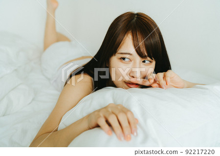 年輕女子放鬆和躺下 年輕女子放鬆和躺下 92217220