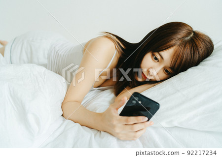 年輕女子放鬆和躺下 92217234