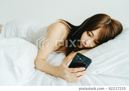 年輕女子放鬆和躺下 92217235