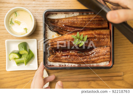 A woman who opens the lid of Unajū 92218763
