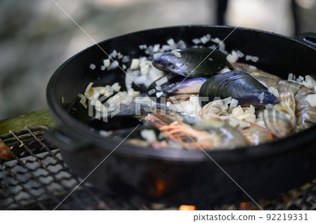 How to fry BBQ paella How to fry BBQ paella 92219331