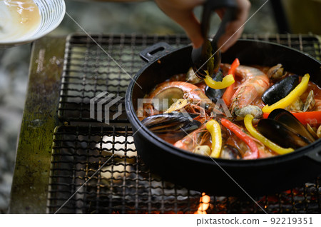 How to make BBQ paella 92219351