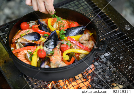 How to make BBQ paella 92219354