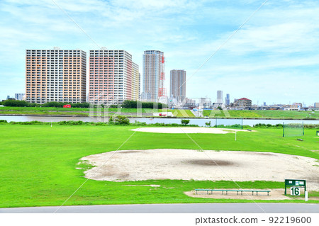 眺望江戶川運動場上的市川站（東京都江戶川區）[2022.7] 92219600