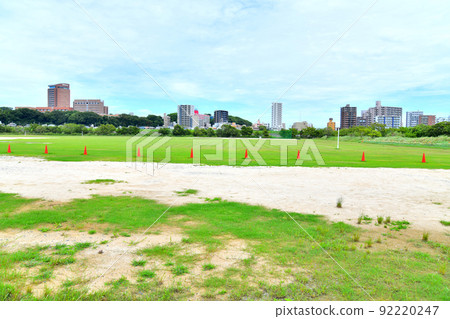 眺望江戶川場上的和陽女子大學、千葉商科大學（千葉縣市川市）[2022.7] 92220247