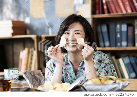 吃土豆片的婦女 吃土豆片的婦女 92224170