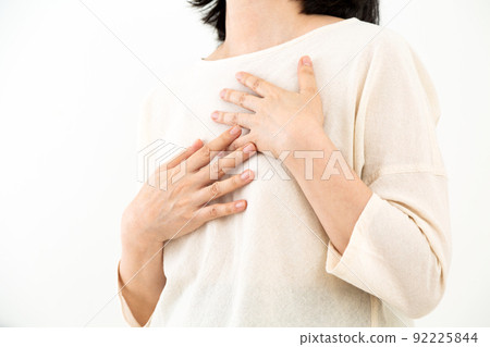 遭受胸痛的中間婦女 92225844
