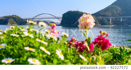 美麗的天草橋,三隅西子公園的景色,藍天和光束,前面有花壇 美麗的天草橋,三隅西子公園的景色,藍天和光束,前面有花壇 92227572