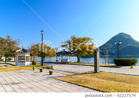以公園內美麗的天草群島風光為背景的三隅西子公園風景 以公園內美麗的天草群島風光為背景的三隅西子公園風景 92227574